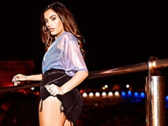 In den arsch, Grosser arsch, Grosser schwanz, Blasen, Braunhaarige, Hundestellung, Handjob, Spielzeuge