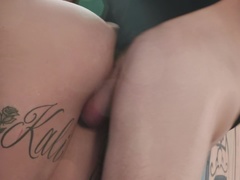 Amerikaans, Blond, Sperma shot, Sperma in gezicht, Likken, Realiteit, Kort haar, Tatoeage