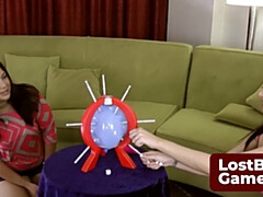 Grosse titten, Braunhaarige, Frau, Spiele, Hd, Lesbisch, Sich ausziehen, Spielzeuge