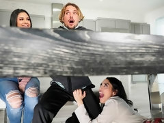 Gros cul, Gros seins, En levrette, Doigter, Branlette thaïlandaise, Cuisine, Pov, Plan cul à trois