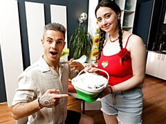 18 ans, Gros cul, Grosse bite, Sucer une bite, En levrette, Seins naturels, Adolescente, Nénés