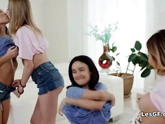 18 ans, Doigter, Le plan cul à quatre, Groupe, Hard, Lesbienne, Lécher le sphincter, Adolescente