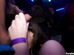 Blasen, Braunhaarige, Bekleidet, Interrassisch, Rock, Swingers, Eng, Unter dem rock