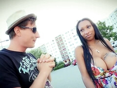 Noire, Sucer une bite, Brunette brune, Tir de sperme, Noir ébène, Européenne, De plein air, Adolescente