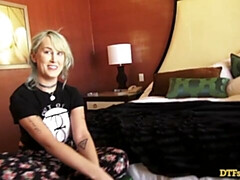 Gros cul, Grosse bite, Gros seins, Blonde, Sucer une bite, En levrette, Cheveux courts