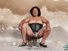 In den arsch, Flasche, Dildo, Fetisch, Riesendildo, Einschiebung, Transfrau, Spielzeuge