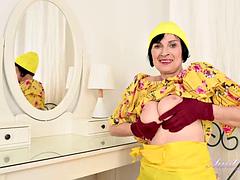 Tante, Bruinharig, Vingeren, Omie, Masturbatie, Rijpe lesbienne, Alleen, Tieten likken