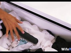 Минет, Брюнетки, Глубокая глотка, Лесбиянка, Лизание, Милф, Киски, Втроем