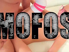 Blond, Pijpbeurt, Sperma in mond, Hd, Natuurlijke tieten, Geschoren, Kousen, Tieten likken