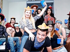 Brunette brune, Groupe, Embrassement, Léchez, Masturbation, Chatte, Dénudage, Plan cul à trois