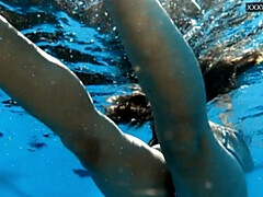 Grosser arsch, Grosse titten, Braunhaarige, Fetisch, Hd, Zierlich, Unter wasser, Ehefrau