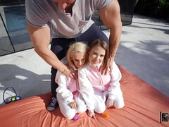 Kont, Grote lul, Gek, Natuurlijke tieten, Kut duiken, Tiener, Trio, Tieten likken