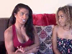 Fait maison, Fille latino, Lesbienne, Mère que j'aimerais baiser, Orgasme, Strapon, Tabou, Jouets