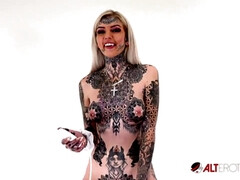 Grosse titten, Blondine, Masturbation, Erotischer film, Solo, Tätowierung, Titten, Spielzeuge