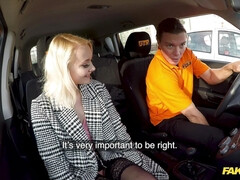 Leie, Blondine, Europäisch, Piercing, Muschi, Rock, Strümpfe, Titten