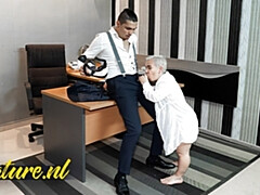 Sucer une bite, Femelle, Fétiche, Hard, Hd, Mature, Naine, Cheveux courts