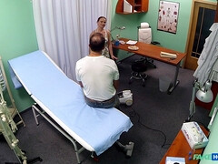 Leie, Arsch, Blasen, Braunhaarige, Tschechisch, Lecken, Natürlichen titten, Büro