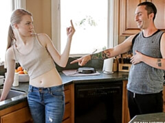 Leie, Grosser schwanz, Hundestellung, Küche, Natürlichen titten, Rasiert, Dürr, Titten