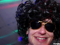 Leie, Grosser schwanz, Braunhaarige, Tanzen, Brille, Interrassisch, Strümpfe, Swingers