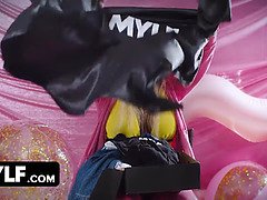 Grote kont, Grote mammen, Blond, Pijpbeurt, Sperma in mond, Rijpe lesbienne, Moeder die ik wil neuken, Tatoeage