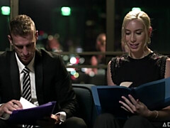 Gros cul, Grosse bite, Blonde, Sucer une bite, En levrette, Cheveux courts, Maigrichonne, Adolescente