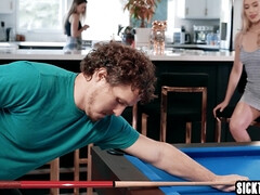 Gros cul, Sucer une bite, Queue, Petite amie, Chatte, Suçant, Adolescente, Plan cul à trois