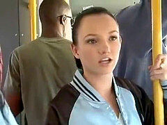 Asiatique, Brunette brune, Bus, Pom pom girl, Éjaculation interne, Public, Adolescente, Plan cul à trois