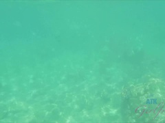 Plage, Bikini, Brunette brune, Petite amie, Nue, Huilée, Pov, Nénés