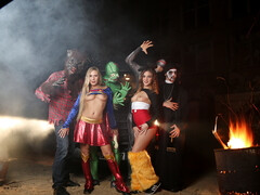 Grosse bite, Bottes, Double pénétration, Le plan cul à quatre, Marrant, Masque, Orgie, Nénés