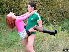 Sucer une bite, En levrette, Béant, Branlette thaïlandaise, Rousse roux, Rasée, Jarretelles, Adolescente