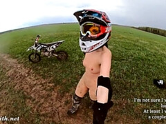 Brunette brune, Femelle, Nue à poil, Petite femme, Public, Solo, Sport, Nénés