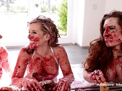 Tussi, Blasen, Fetisch, Nahrung, Hardcore, Lesbisch, Flotter dreier, Titten