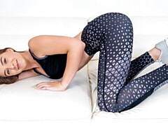 18 ans, Gros cul, Grosse bite, Gros seins, Sucer une bite, Brunette brune, En levrette, Maigrichonne