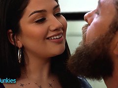 Sucer une bite, Brunette brune, Queue, Hd, Mamelons, Chatte, Chevaucher, Suçant