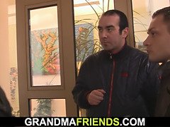 Sucer une bite, Femme couguar, Gorge profonde, Mature, Mère que j'aimerais baiser, Maman, Réalité, Plan cul à trois