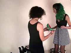 Брюнетки, Ноги, Каблуки, Итальянки, Лесбиянка, На природе, Колготки, На публике