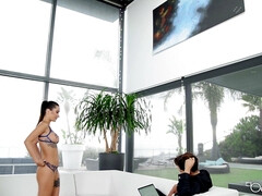 Nana, Gros seins, Sucer une bite, Brunette brune, Talons, Léchez, Douche, Mouillée