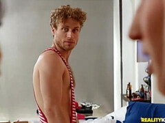 Arsch, Bad, Dildo, Aufs gesicht abspritzen, Würgen, Party, Rasiert, Dusche