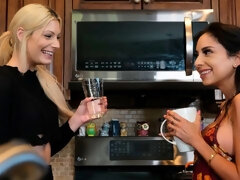 69 negenenzestig, Bruinharig, Lesbisch, Kut duiken, Strippen, Tatoeage, Tiener, Tieten likken