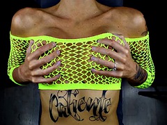 Beauté, Gros seins, Hard, Mère que j'aimerais baiser, Mamelons, Huilée, Tatouage, Nénés