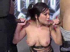 Aziatisch, Pijpbeurt, Groepseks ejactulatie, Sperma in gezicht, Groepseks, Groep, Handbeurt