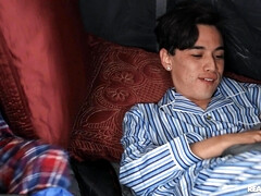 Amateur, Chambre à dormir, Grosse bite, En levrette, Fille latino, Maigrichonne, Fessée, Plan cul à trois