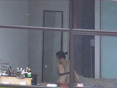 В офисе, Подглядывание