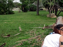 Brunette brune, Lunettes, Italienne, Seins naturels, Piercing, Public, Jupe, Tatouage