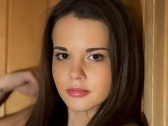 Sucer une bite, Brunette brune, En levrette, Branlette thaïlandaise, Embrassement, Rasée, Adolescente, Nénés