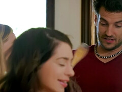 Grosse titten, Braunhaarige, Frau frau mann, Freundin, Küche, Natürlichen titten, Piercing, Flotter dreier