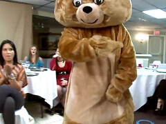 Grote mammen, Naakte man aangeklede vrouw, Lul, Interraciaal, Moeder die ik wil neuken, Orgie, Feest, Tatoeage