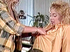 Gros cul, Gros seins, Blonde, Embrassement, Lesbienne, Léchez, Maigrichonne, Dénudage