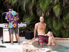 Tussi, Bikini, Kehlenfick, Schwanz, Behaart, Im freien, Pool, Muschi