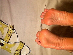 Candid feet, pretty bare soles, highly arched soles